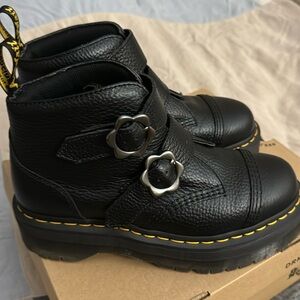 Dr. Martens Devon Flower boots